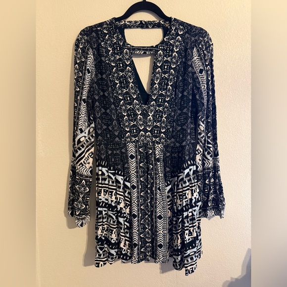 Free People Dresses & Skirts - FREE PEOPLE - SZ 6- Patterned Long Sleeve Dress